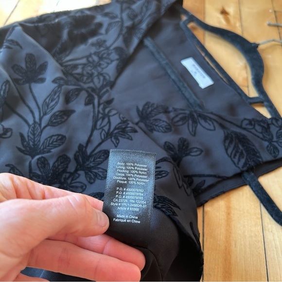 Aritzia Babaton Sz XS Murphy Black Floral Embroidered Sleeveless Blouse - Picture 9 of 11